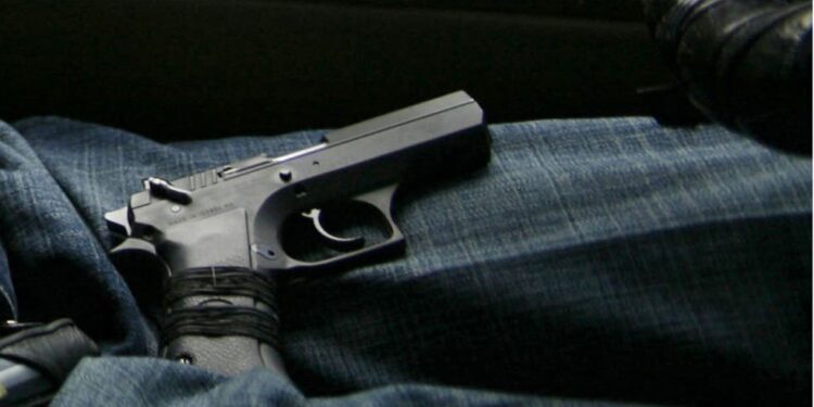 U kërcënuan me armë nga dy persona në veturë