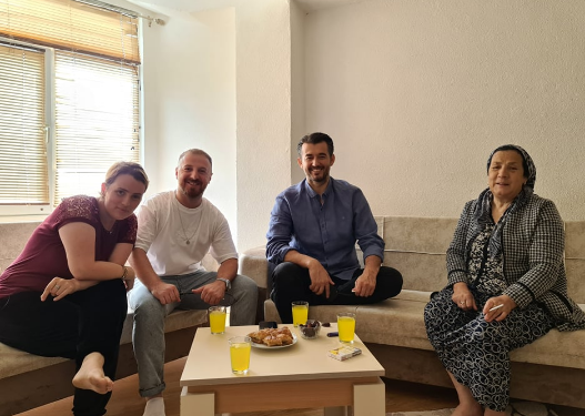 Gjest i mrekullueshëm: Labinot Tahiri i bën me shtëpi nënë e bijë nga Kaçaniku në ditën e Kurban Bajramit
