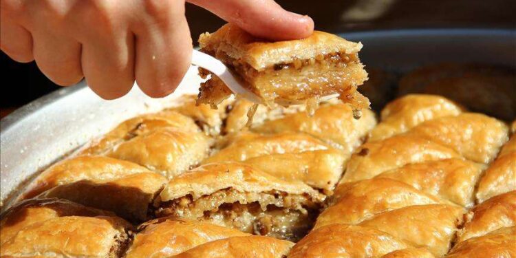 Shqiptari bëhët për spital nga  bakllava