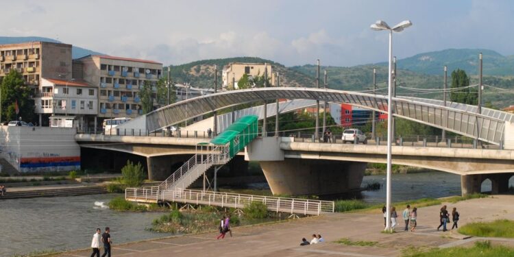 Veri/ Vajza kthehet nga puna pas orës 22:00, babai nuk e lë të futet në shtëpi