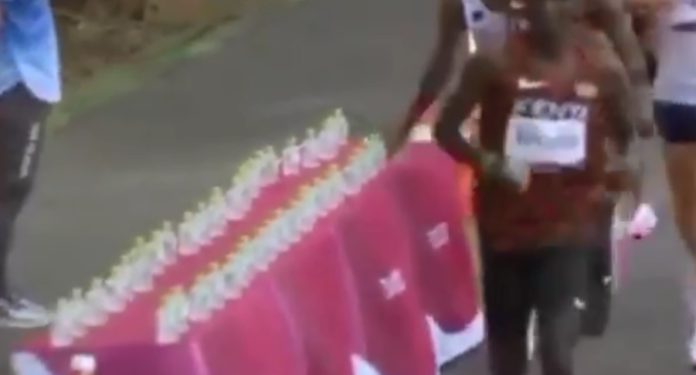 Dalin pamjet se si vrapuesi francez rrëzon shishet gjatë maratonës së meshkujve, i lë të tjerët pa ujë
