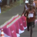 Dalin pamjet se si vrapuesi francez rrëzon shishet gjatë maratonës së meshkujve, i lë të tjerët pa ujë