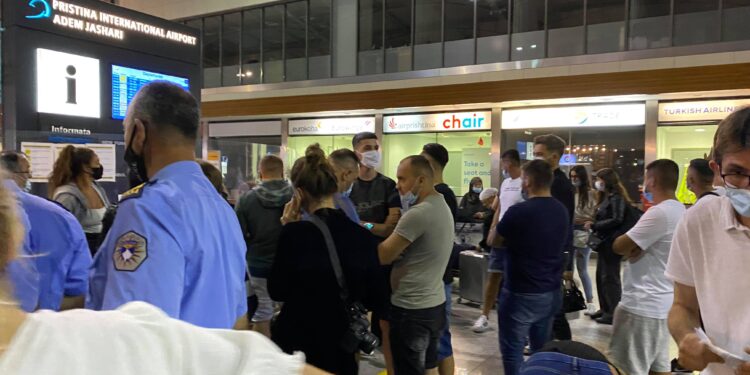 Skandaloze: Kompania i len 150 udhetarë 24 orë në rrugë në airoportin e Prishtinës