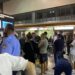 Skandaloze: Kompania i len 150 udhetarë 24 orë në rrugë në airoportin e Prishtinës