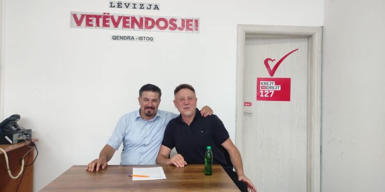 Gani Dreshaj i AAK-së kalon në Vetëvendosjes (foto)