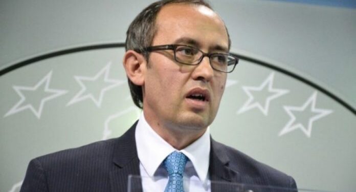 Avdullah Hoti i lut qytetarët: Vaksinohuni, përndryshe në shtator mësimi nuk fillon me orar të rregullt