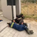Fotoja që po bën xhiron e botës zjarrfikësit flenë në tokë pas shumë orëve në luftë me zjarrin