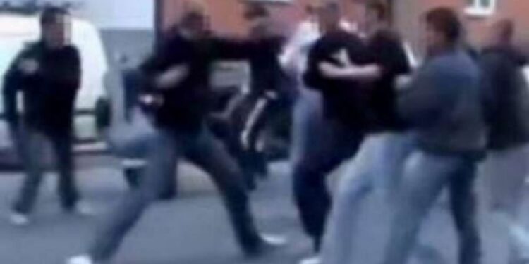 Rrahje masive në Shtime, të dyshuarit u kapën për mosmarrëveshjet e familjeve të tyre