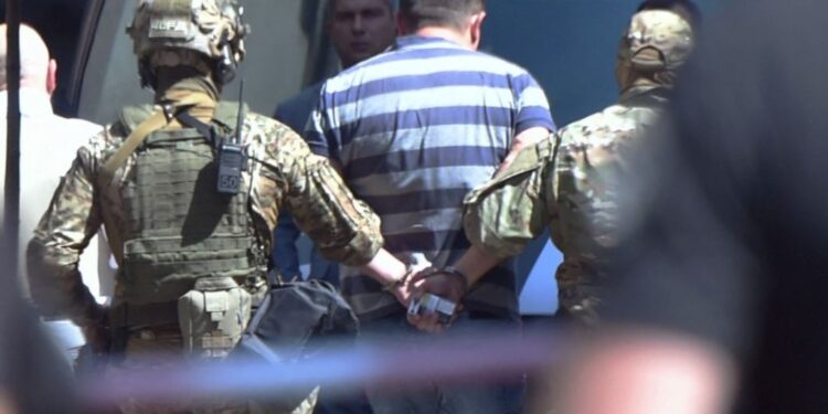 Hyn me bombë në dorë në Parlamentin Ukrainas: S’dal i gjallë