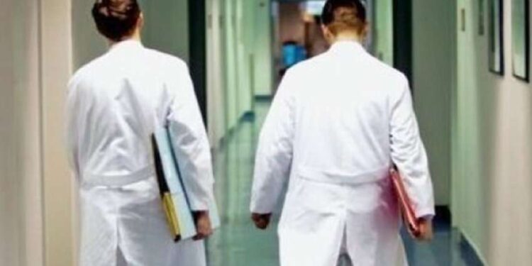 FSSHK kërkon nga Kurti që punëtorëve shëndetësorë t’u paguhen në mënyrë retroaktive shtesat mbi paga