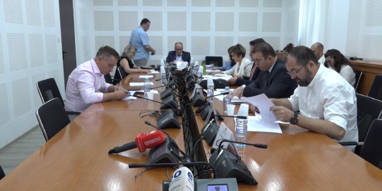 Miratohen emrat e propozuar për Bord të AKP-së, mbledhja përcillet me përplasje e kritika