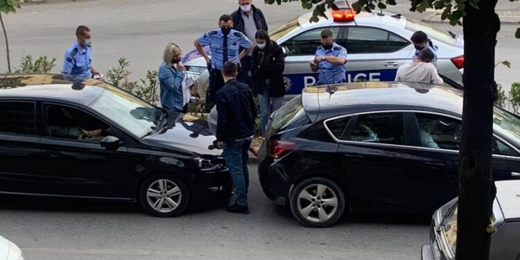 Aksidentohen dhe përplasen verbalisht në rrugë, ndërhyn Policia e Kosovës