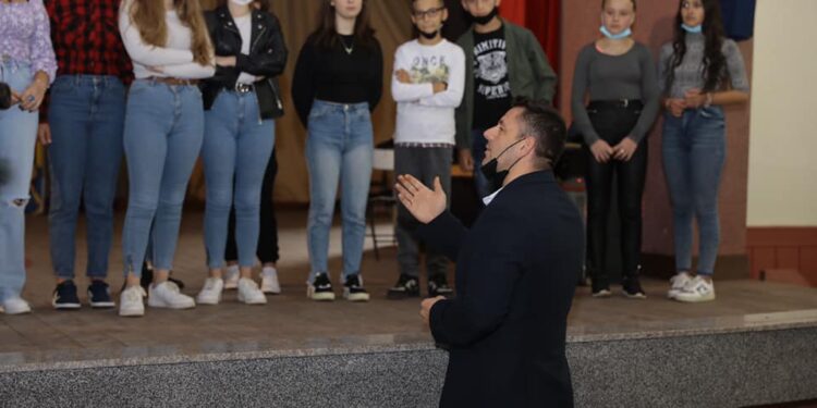 Bekë Berisha, premton dyfishim të buxhetit për ansamblin “Selman Kadria” në Istog