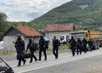 Serbët po “detyrohen” me dhunë  që të bllokojnë kufirin në Jarinje e Bërnjak