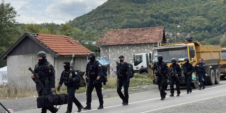 Serbët po “detyrohen” me dhunë  që të bllokojnë kufirin në Jarinje e Bërnjak