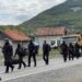 Serbët po “detyrohen” me dhunë që të bllokojnë kufirin në Jarinje e Bërnjak