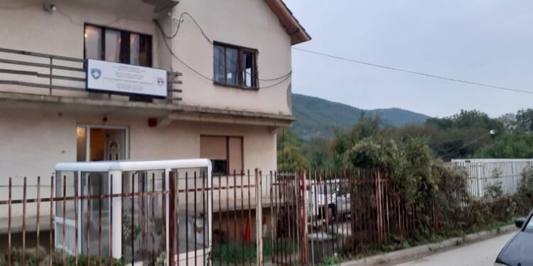 Rihapet Qendra e djegur në Zubin Potok (FOTO)