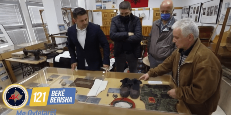 VIDEO/ Bekë Berisha viziton shtëpin e kulturës “Adem Jashari” në Istog