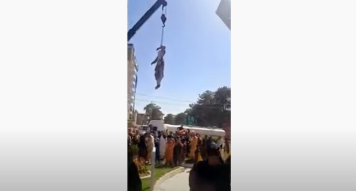 Talebanët i varin kidnapuesit në mes të sheshit