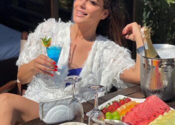 Kë po e puthë në buzë Big Mama (foto)