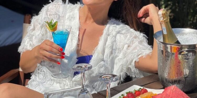 Kë po e puthë në buzë Big Mama (foto)