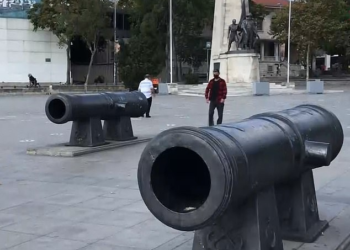 Burri bllokohet brenda topit otoman në Stamboll teksa pozonte për foto