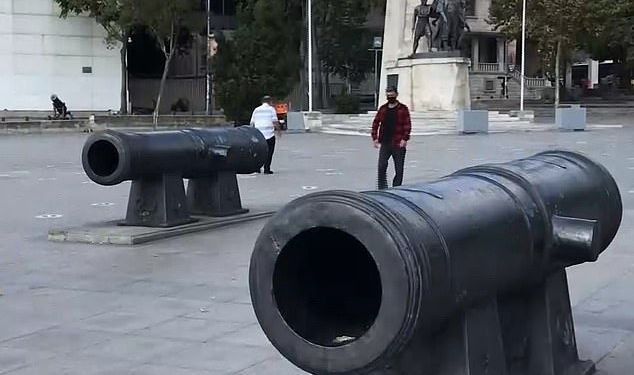 Burri bllokohet brenda topit otoman në Stamboll teksa pozonte për foto