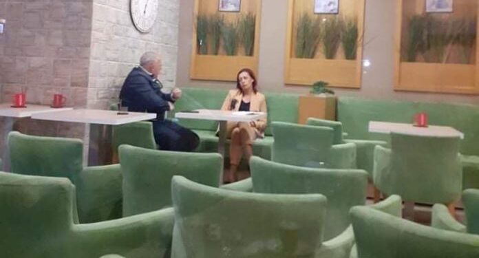 Zëvendëskryeministrja dhe ministri e shkelin ligjin pinë kafe si loçka brënda