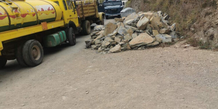 Lajmi i Fundit nga Bërnjaku, serbët qëndrojnë të grumbulluar