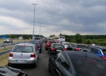 Ja ka sa  para po u japin mërgimtarët policëve serbë për të kaluar më shpejt në kufi