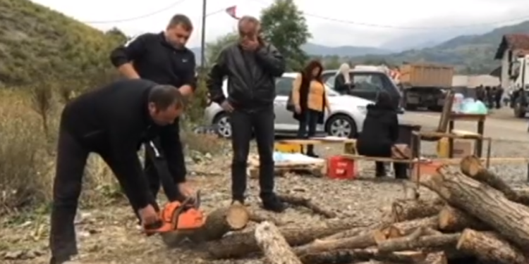 Situata në veri: Serbët bëhë gati ta kaluar natën në barikada