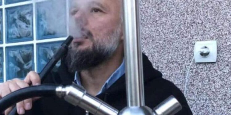 Drejtori i Komunës së Mitrovicës, Tafil Peci shijon jetën në Skënderaj, pi Shisha
