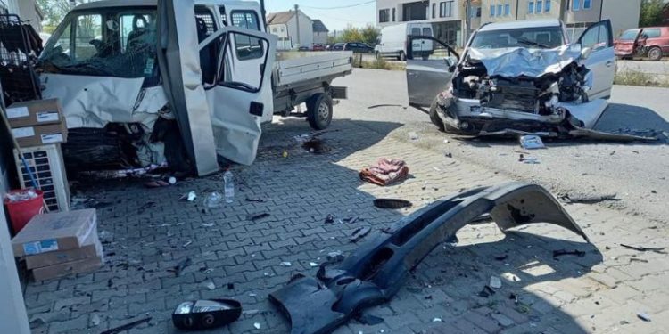 Polici ia shpëton jetën të aksidentuarit në Gllamnik