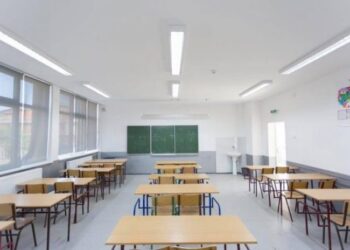 Sekretarja e shkollës kreu marrëdhënie orale me nxënësin