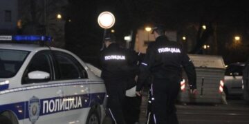 “Mushe birë” Policia serbe terrorizon disa kosovarë në Serbi, ua nxjerrin edhe armën (video)