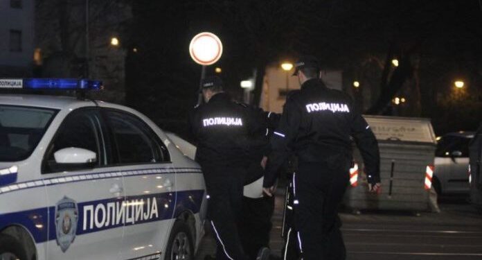 “Mushe birë” Policia serbe terrorizon disa kosovarë në Serbi, ua nxjerrin edhe armën (video)