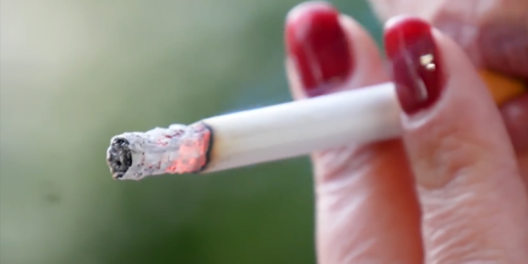 Kush e ka më të vështirë ta lë cigaren, gratë apo burrat?