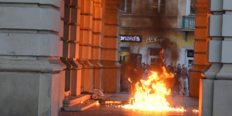 Kallet Serbia nga protesta të dhunshme (video)