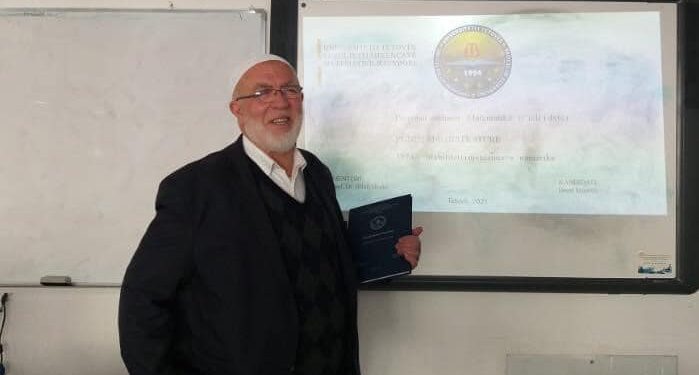 Në moshën 62 vjeçare, diplomon me notën 10