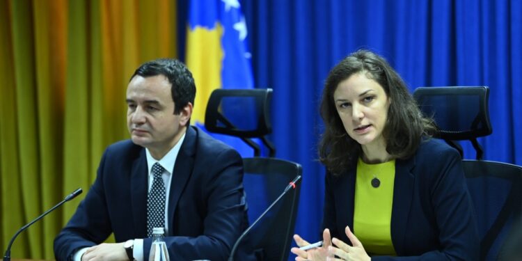 Skandaloze: Ministrja e Kurtit i fynë qytetarët në pikë të dimrit “Po harxhoni rrymën për lluks”