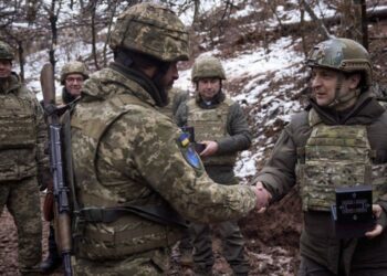 Britania i dërgon armë për mbrojtje Ukrainës