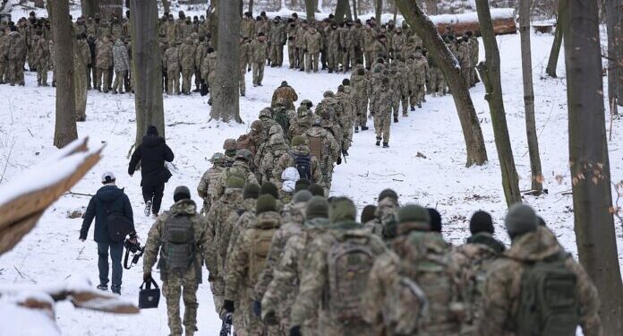 Studentët ukrainas i marrin armët për të mbrojtur atdheun nga Rusia