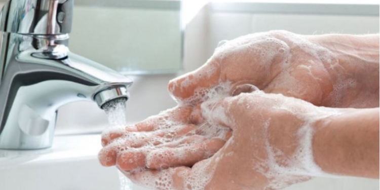 Ky është gabimi i madh që bëni me larjen e duarve