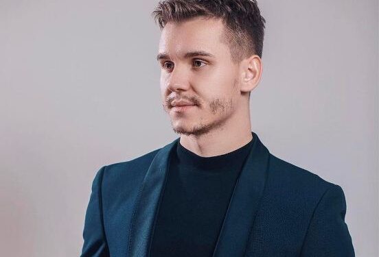Artisti i muzikës, Adri Rogaqi e lanson këngën e re (video)