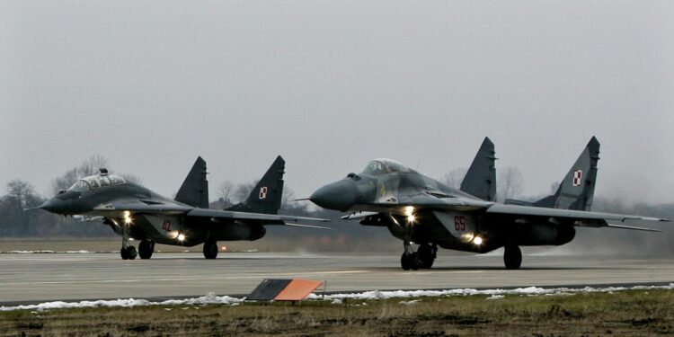 Polonia vë në gatishmëri avionët luftarakë për luftë në Ukrainë