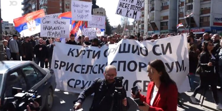 Serbët kundër Kurtit në Mitrovicë: “Na ke shkelur, nuk mund të na dëbosh nga Kosova”