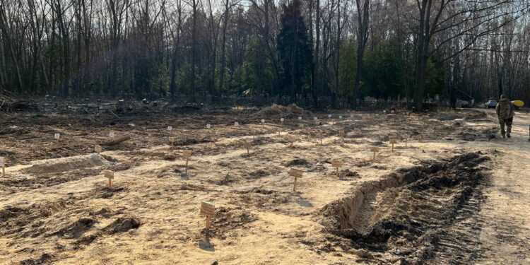 Ukrainë, gjenden varre masive me 700 civil të vrarë