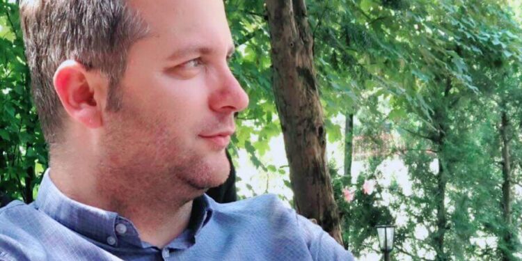 Historia dhe jeta si baba i tri vajzave e zyrtarit të PDK-se Arton Muhaxherit (video)