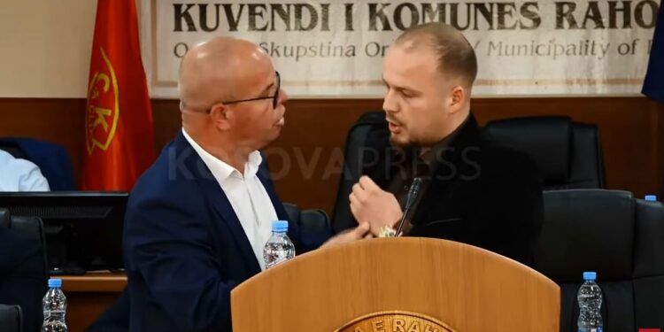 “Jam ma i fortë se Albini” Smajl Latifi ia merr me “zor” foltoren kryetarit të kuvendit të Rahovecit (video)