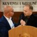 “Jam ma i fortë se Albini” Smajl Latifi ia merr me “zor” foltoren kryetarit të kuvendit të Rahovecit (video)